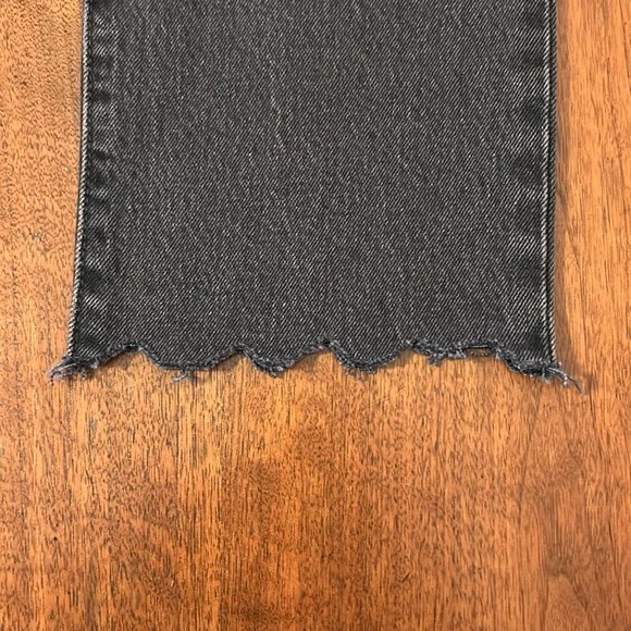 NEW Women’s 501 Levi Crop with Scalloped Hem - Picture 10 of 10